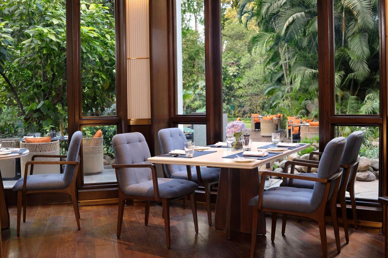 The Oberoi Bengaluru Hotel Bagian luar foto The interior of the restaurant