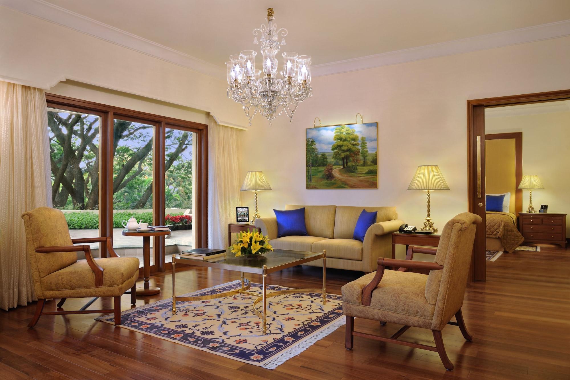 The Oberoi Bengaluru Hotel Bagian luar foto A living room in a suite at the Taj Mahal Palace, Mumbai