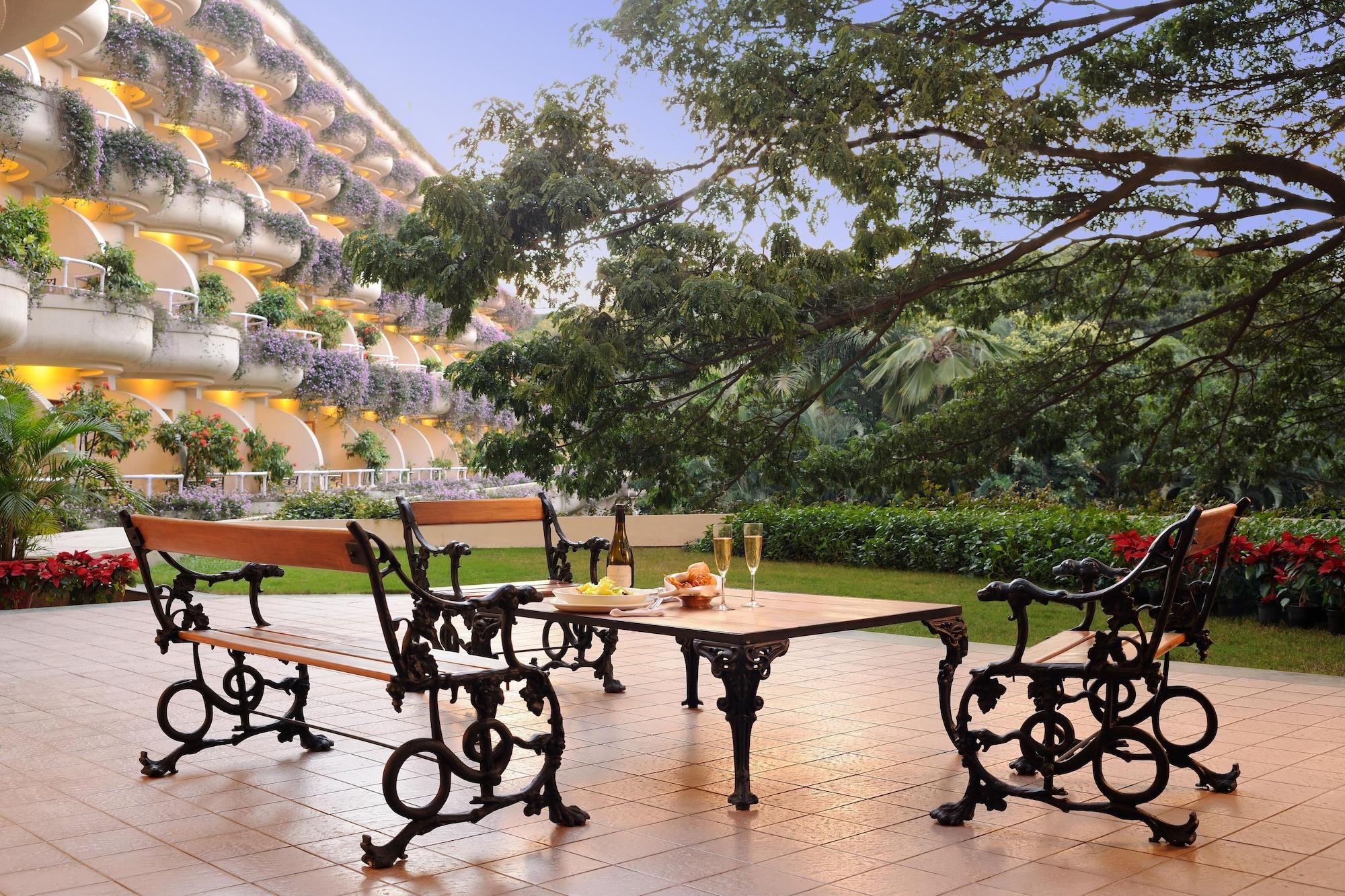 The Oberoi Bengaluru Hotel Bagian luar foto The hotel's garden